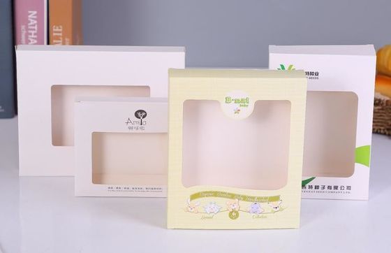 Buen precio Caja de embalaje de ropa interior para niños de papel de color de ventana, caja de papel cosmético con impresión a color de cartulina blanca en línea
