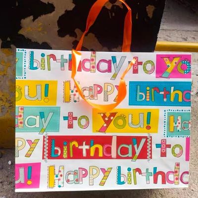 Good price Recyclable White Card Paper Gift Bags Custom Design For Luxury Packaging online