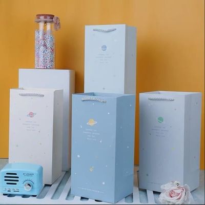 قیمت خوب کوله هدیه کاغذی بلند و خوشگل با دستگیره طراحي چاپ سیاره ای برای هدیه های کودک و مهمانی ها آنلاین