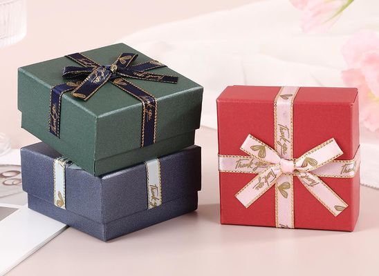 سعر جيد علبة هدايا مجوهرات صلبة مخصصة مع تزيين الورود للهدايا ذات الموضوع الحب الانترنت