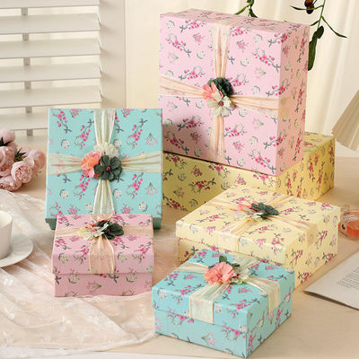 Bon prix Coffret cadeau floral premium rose pastel, ruban bleu et jaune, décor de fleurs 3D, emballage de luxe vide pour parfum, bijoux, cadeaux de mariage en ligne