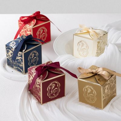 comprar A caixa de presente com fita de doces dourada e branca é pequena e requintada. É adequada para embalagens de presentes e festas. Fabricação em linha