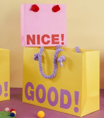 Good price Stylish Gift Paper Bags With Handles Cute Packaging For Graduation Valentine'S Day Birthdays online