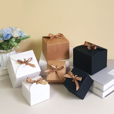 Beli Set Kotak Hadiah Persegi Premium dengan Pita Emas pembuatan online