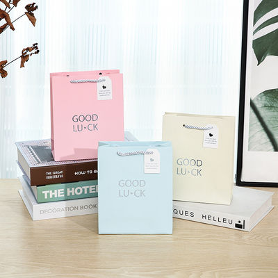 Bon prix Sacs-cadeaux en papier écologiques avec poignées de corde pour vêtements en ligne