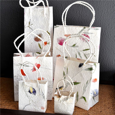 Bon prix Sacs cadeaux en papier à base d'herbes faits à la main Sacs de fleurs pressés en fibres naturelles Eco-friendly Wine Decor Packaging en ligne