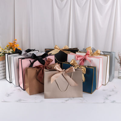 kaufen Schleifenpapier-Einkaufstasche für Kosmetika, mehrfarbige Geschenkverpackung, Kleidung-Einkaufstasche mit Logo-Druck Online-Herstellung