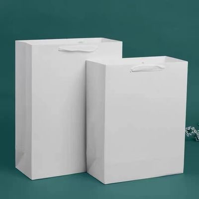 comprar Sacos de roupas de luxo brancos puros Embalagens de lojas de roupas premium Com impressão de logotipo personalizado Fabricação em linha