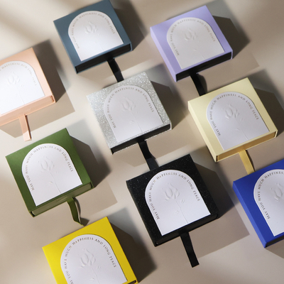 İyi bir fiyat. Floating Jewelry Box Set Embossed Organizer With Arch Label Pastel Metallic Colors çevrimiçi
