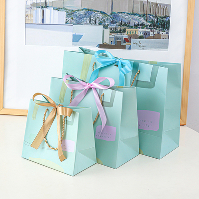 Harga yang bagus Fresh Clothing Accessories Gift Packaging Bag Cardboard Bag Party Gift Bag Birthday Gift Bag on line