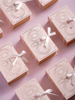 Buen precio Juego de Cajas para Recuerdos de Boda Libro Mágico Estilo Europeo con Patrones Celestes en Pan de Oro en línea