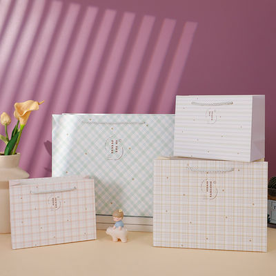 Buon prezzo Borsa a mano semplice a righe a quadri Sacchetto di carta per centro commerciale Borsa regalo a quadri per compleanno in linea