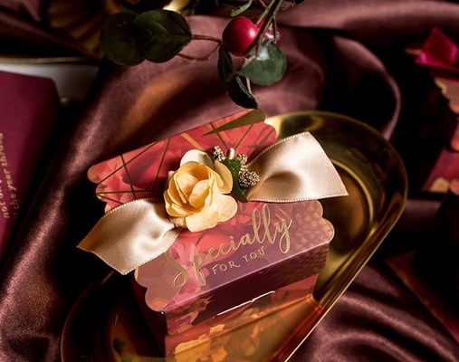 Bon prix Collection de faveurs de mariage haut de gamme avec rubans de soie et ornements floraux, boîtes de présentation en ligne