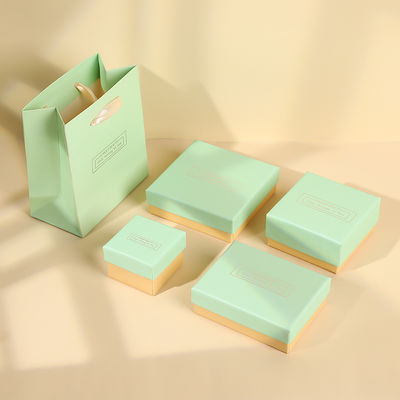 Buen precio Exquisita caja de joyería con tapa y embalaje de letras para caja de regalo de joyería de anillo simple al por mayor en línea