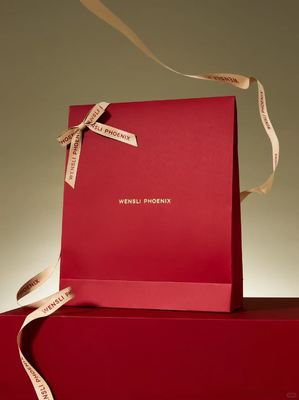 Harga yang bagus Tas Hadiah Mewah Premium Emas Merah Branded Packaging Satin Ribbon Handle Presentasi Merek Mewah on line