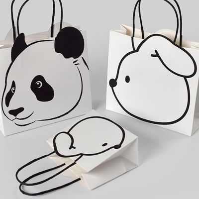 Buon prezzo Creative Cartoon Simple Handbag Paper Bag With Thick Kraft Paper Custom Festive Gift Tote Bag in linea