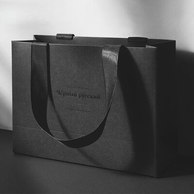 comprar Bolsas de regalo de primera calidad Conjunto de carbón negro Papel metálico con mango de perlas de perlas Logotipo personalizado Bolsas recubiertas con UV Eco degradable Envasado de joyas de lujo Fabricación en línea