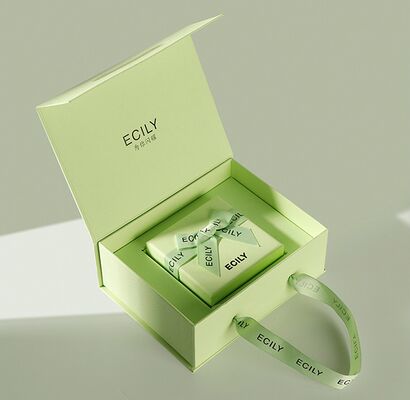 comprar Caja de regalo de joyería personalizada verde menta con asa, embalaje con cierre de cinta y logotipo de la marca en relieve, diseño de doble compartimento, caja de cosméticos y perfumes Fabricación en línea