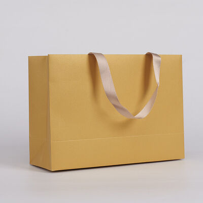comprar Bolsa de regalo de papel con logotipo dorado/UV personalizado: embalaje portátil para ropa, té y regalos premium (opción de asa de cinta) Fabricación en línea