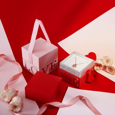 kopen Vierkante juwelen cadeau doos Premium handheld horloge ring verpakking elegant roze lint ontwerp perfect voor bruiloft gunsten Valentijnsdag cadeautjes online vervaardiging