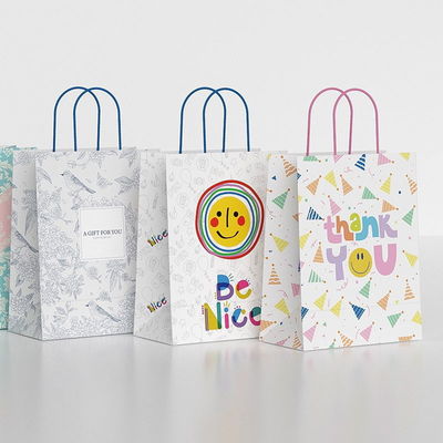 Buen precio Logotipo de impresión personalizado de Navidad Bolsas de compras de papel Kraft con asas en línea