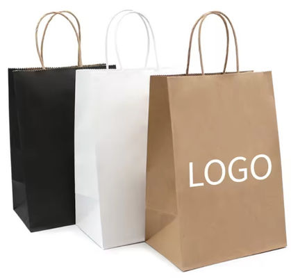 Biała i brązowa torebka z papieru kraft z skręconymi uchwytami z logo
