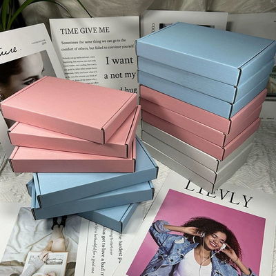 Buen precio Embalaje de papel rígido impreso suscripción correo zapatos caja de papel envío postal cartón cartón corrugado logotipo personalizado en línea
