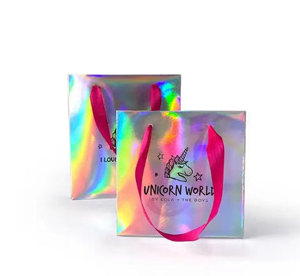 Custom Logo Luxe Glanzend Roze Ribbon Handle Paper Bag Gift Craft Juwelen Kosmetische Verpakking Holografisch Papier Winkelen