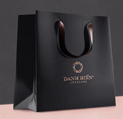 Des vêtements en papier noir de luxe Emballage cadeau sac de magasinage Logo de marque personnalisé