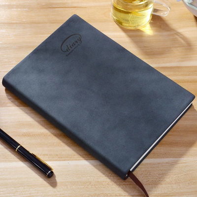 Bon prix Un journal en cuir noir en couverture dure en ligne