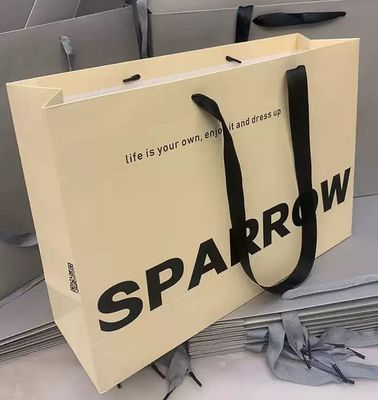 قیمت خوب کیف هدیه سفارشی با طراحی رایگان برای لباس لوازم آرایشی و خرید کیف های دستی کاغذی عرضه کارخانه آنلاین