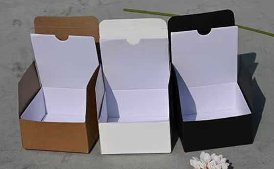 Harga yang bagus Kotak Kemasan Kardus Tuck Top Kustom Kraft Putih dan Hitam Kotak Hadiah Kertas untuk Produk Kecil on line
