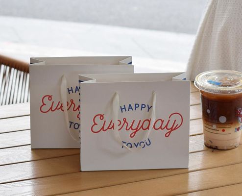 Goede prijs Gepersonaliseerde witte kaart herbruikbare papieren tas Banket Verjaardag cadeau papier Kleurenprinten Kleding Tote Bag online