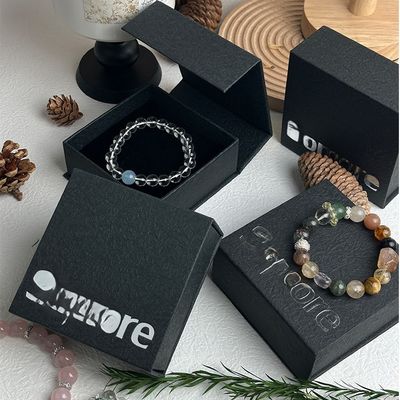 Buen precio Elegante caja de regalo rígida con textura de cuero negro para pulseras o regalos pequeños en línea