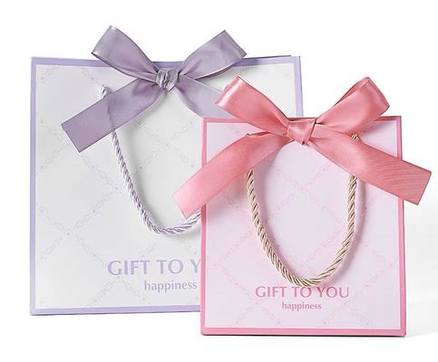 Bolsa de regalo de papel laminado mate con asa de cuerda para regalos de boutique