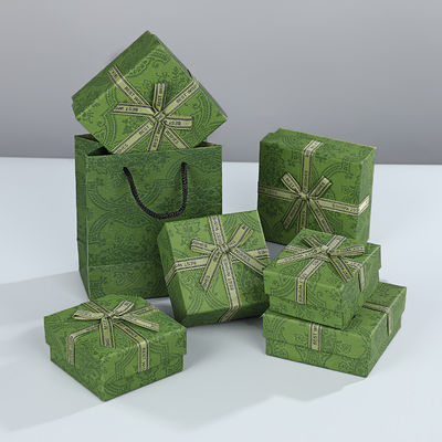 Caja de regalo verde esmeralda con tapas superior e inferior para productos cosméticos de perfumería y envases de recuerdos