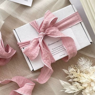 Buon prezzo Scatole regalo di lusso con nastro testurizzato, imballaggio rigido personalizzato per gioielli, cosmetici e boutique di articoli da regalo in linea