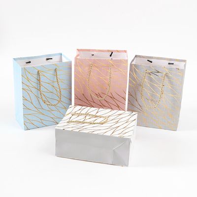 Buon prezzo Sacchetti regalo in carta goffrata a rilievo profondo con lamina d'oro per festival, regali e omaggi aziendali in linea