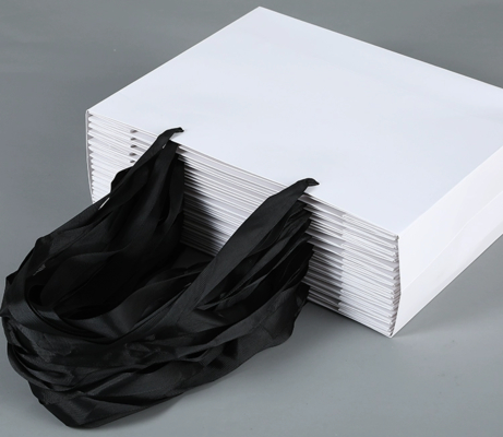 Buen precio Bolsas de regalo de papel impresas a medida para ropa de belleza y envases de venta al por menor en línea