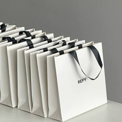 Custom Logo Kraft Geschenktaschen mit Bändern für Boutiquen