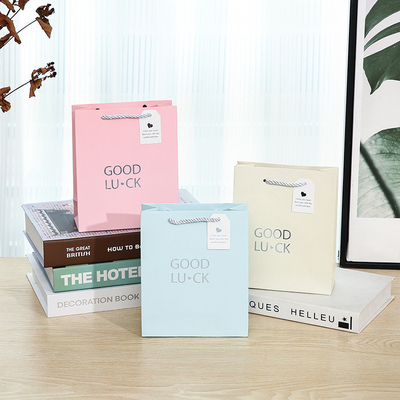 Bom preço Sacos de presente de papel ecológicos com alças de corda para roupas on-line