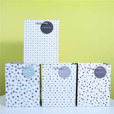 İyi bir fiyat. Beyaz Kart El Çantası Yıldız Hediye Çantası Polka Dot Granüler Kağıt Çantası Hediye Paketleme Çantası çevrimiçi