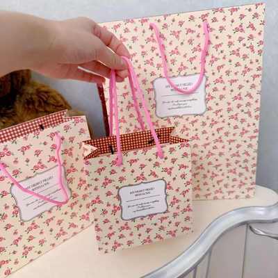 Guter Preis Geschenktüte mit Blumenmuster, Geburtstagsgeschenktüte, Damenbekleidungsgeschäft, Handtasche, große Größe, individuelle Titeltasche Online