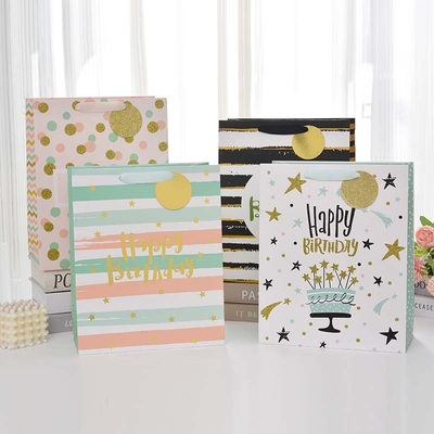 Bon prix Nouvelle conception d'emballage de sac cadeau d'anniversaire Sac en papier anglais Estampage à chaud Sac à main en carton blanc en ligne
