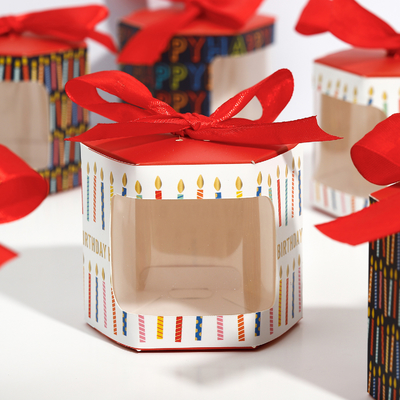 Goede prijs Aanpasbare papieren doos voor zeshoekige geschenkdoos met venster voor snoep, gebak, huwelijksbedankjes en verjaardagscadeaus online