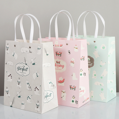 Guter Preis Zeichentrickfilm Kleidungsbeutel Geschenkverpackung Tasche Einkaufstote Tasche Weiße Kuhfelle Custom Geschenk Tasche Papiertasche Online