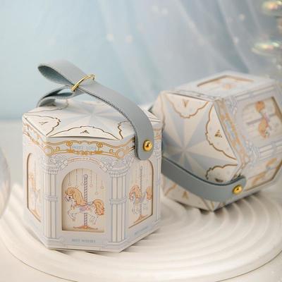 Giá tốt. Carousel Romance Candy Box Set European Hexagonal Wedding Favor Packaging Gold Foil Carousel Design Leather Handle trực tuyến