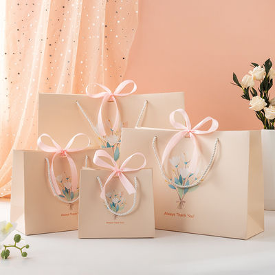 Buon prezzo Gift Bag Collection Premium Bow Tied Pastel Beige With Pink Bows Floral Design Hand Carry Paper Bags in linea